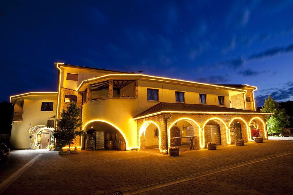 Stupnicki Dvori Winery Hotel Stupnik Brodski Exteriör bild
