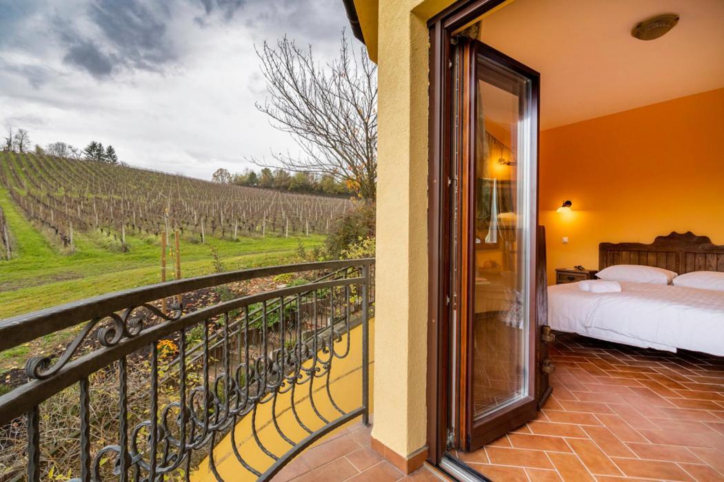 Stupnicki Dvori Winery Hotel Stupnik Brodski Exteriör bild